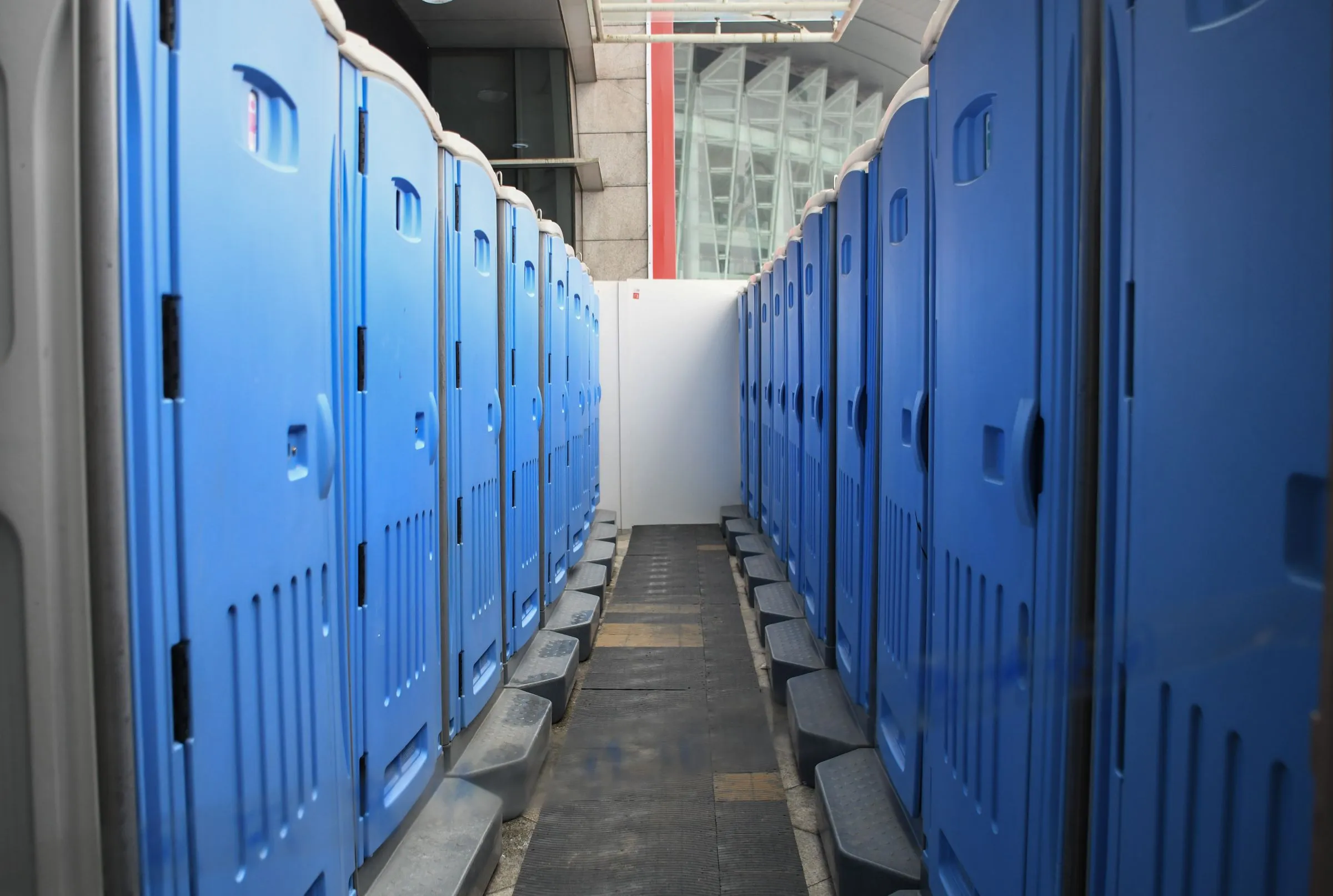Fila de baños químicos instalados en una obra