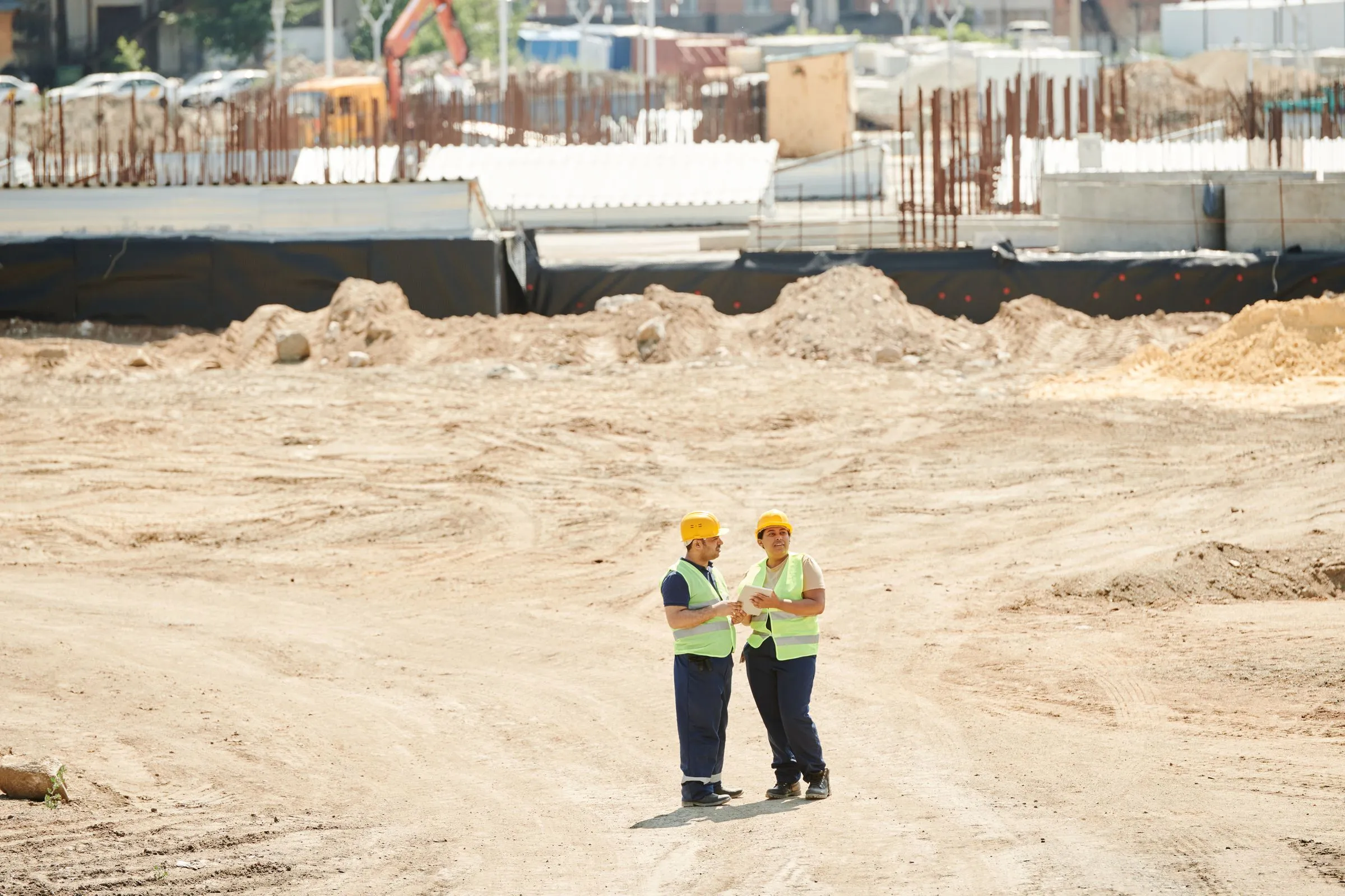 Equipo de trabajo dialogando sobre planos en una obra en construcción
